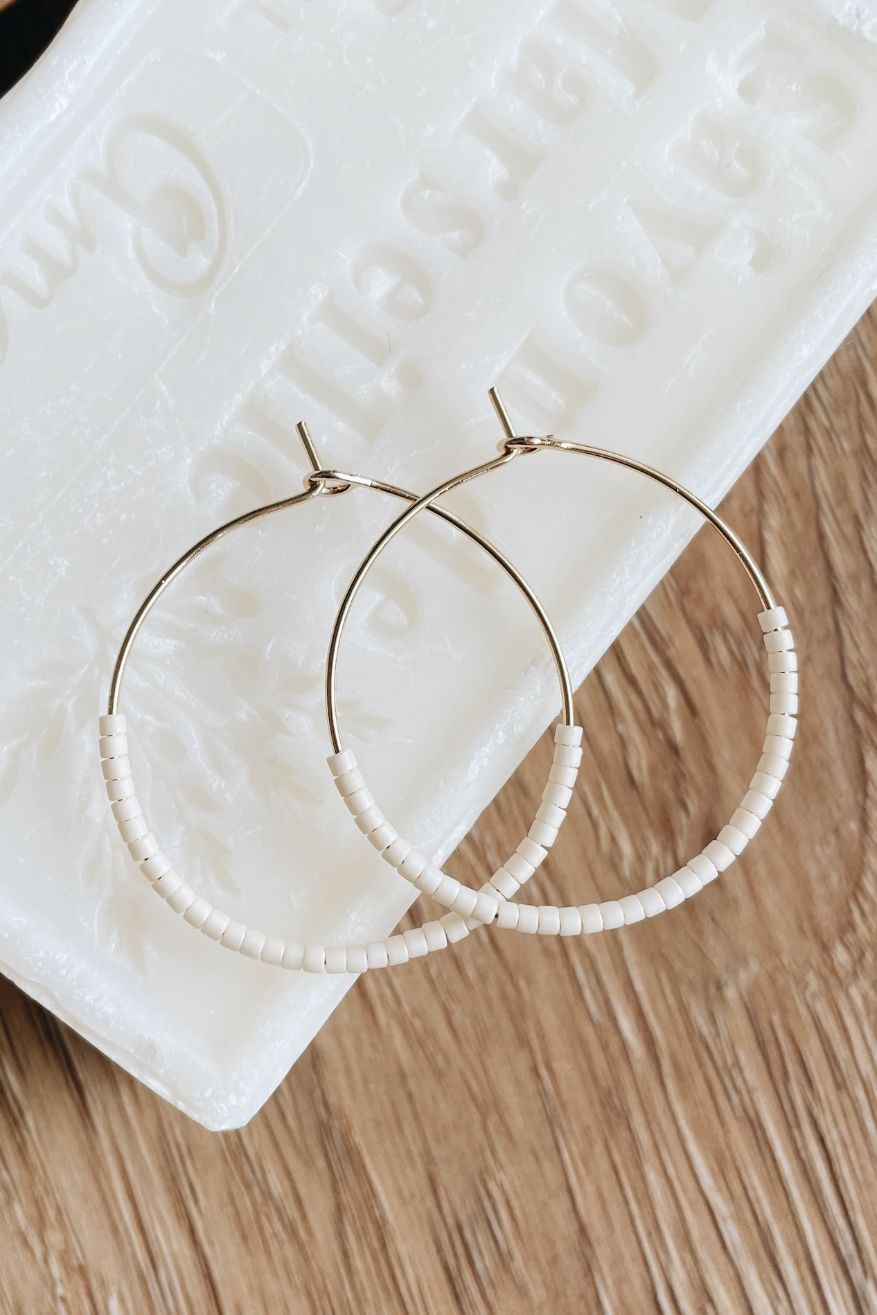 SKINNY HOOPS Creolen | beige