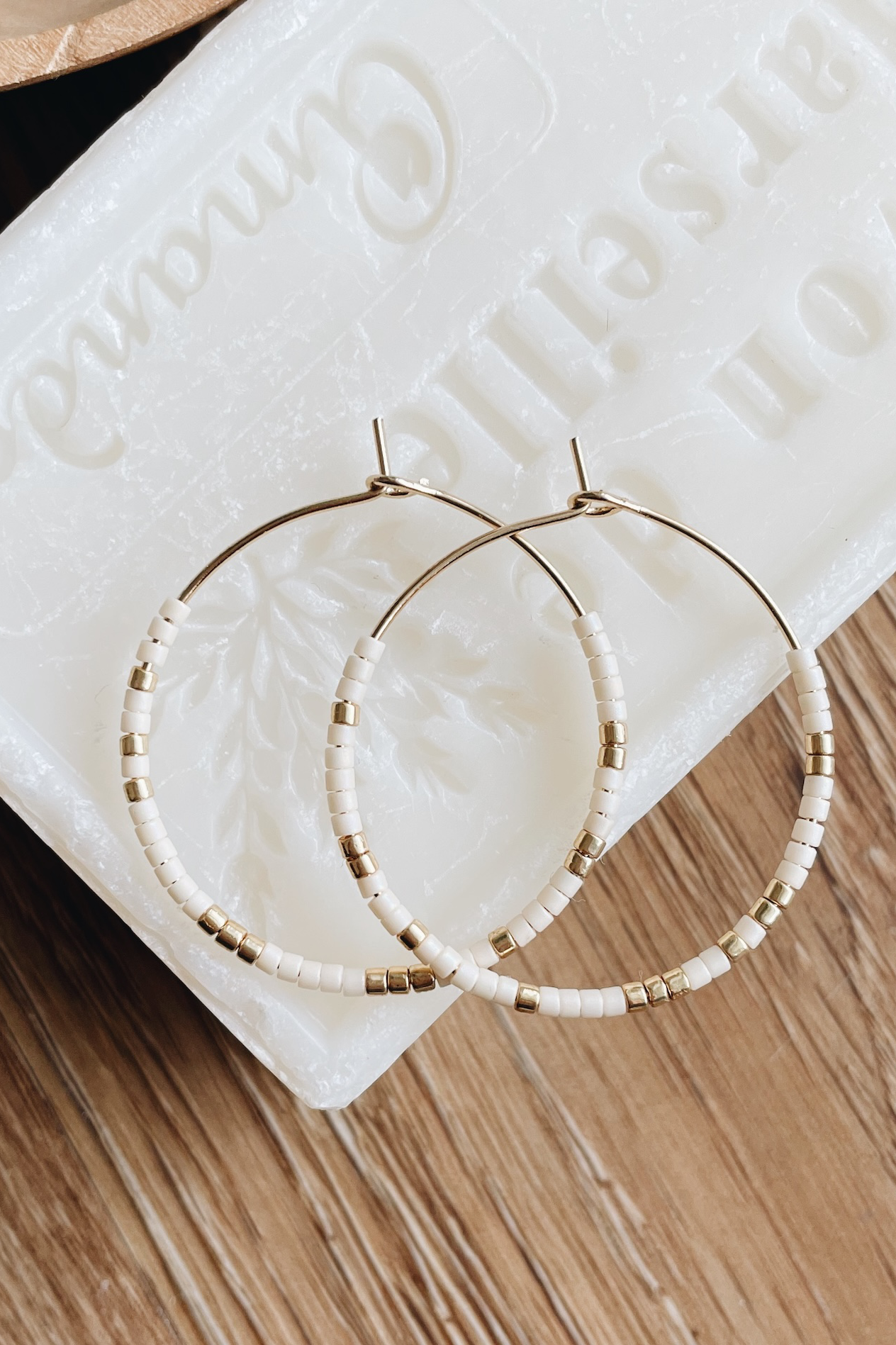 SKINNY HOOPS Creolen | gold-beige